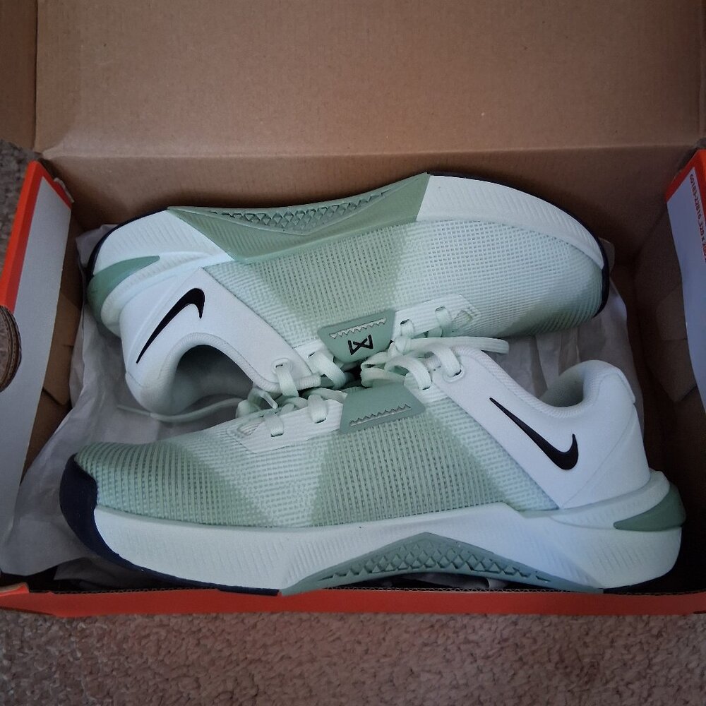 Nike Womens Metcon 10 Barely Green/Black sz 8 NIB recommend size up